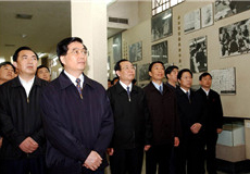 胡錦濤參觀(guān)周恩來(lái)紀(jì)念館