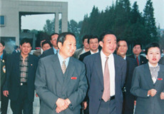 吳邦國(guó)參觀(guān)周恩來(lái)紀(jì)念館