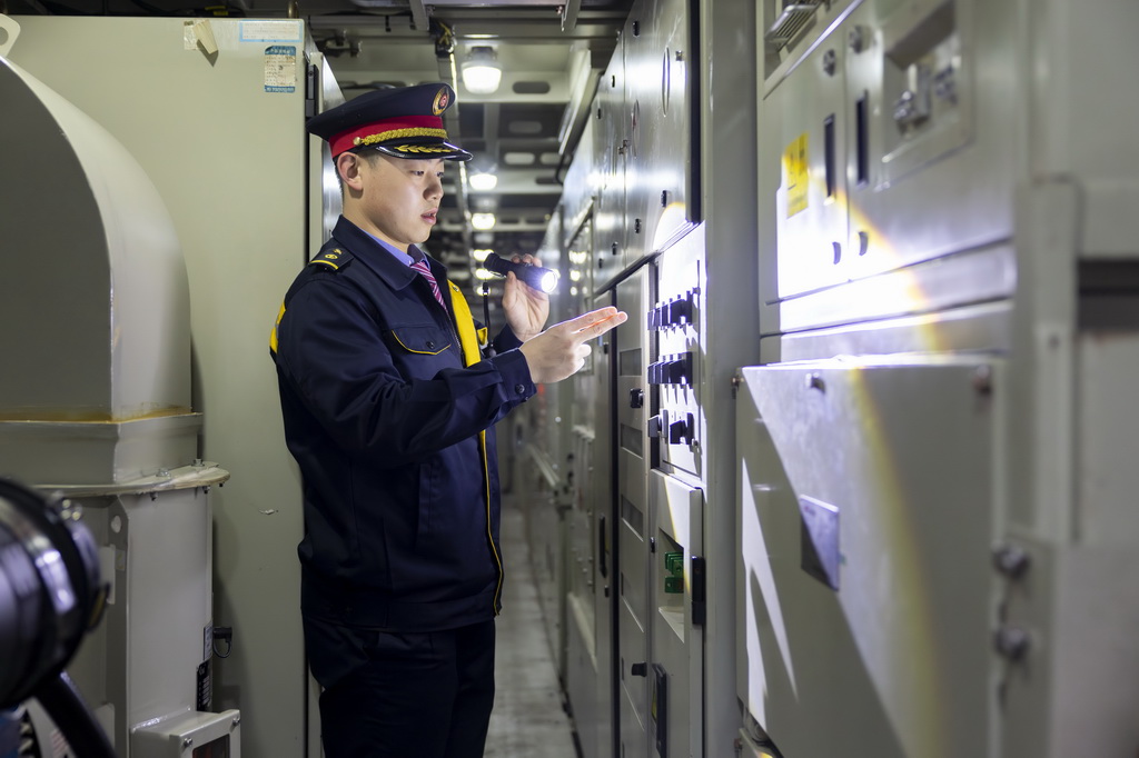 3月4日，“周恩來號(hào)”機(jī)車司機(jī)陳辰在發(fā)車前檢查設(shè)備。