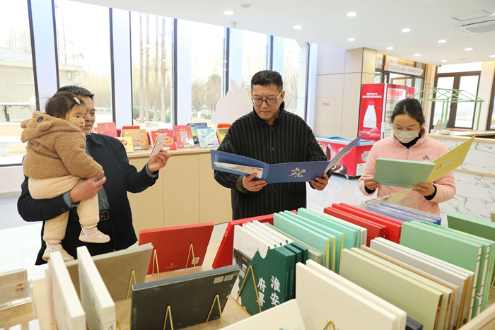 游客在選購(gòu)郵冊(cè)產(chǎn)品。江蘇郵政供圖